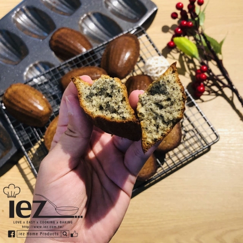  《EZBAKEⓇ烤盤》結合養生黑芝麻風味的法式小點「蜂蜜芝麻瑪德蓮」，芝麻味香濃搭配蜂蜜淡淡的甜味養生又夠味！利用EZBAKEⓇ健康烤盤打造無毒美味的午茶時光～ 