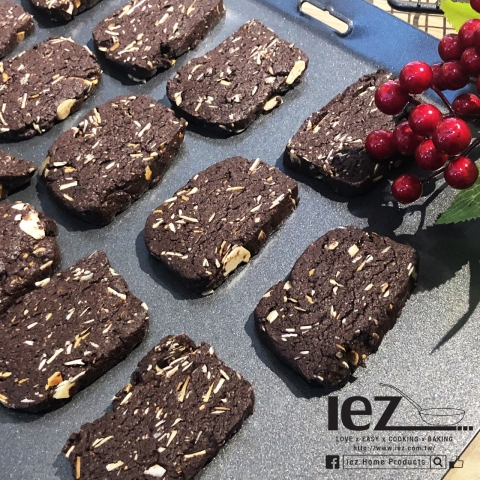 《EZBAKEⓇ烤盤》帶你輕鬆做！散發杏仁香的可可風味餅乾，用迷你磅蛋糕烤盤就能做出方方正正的餅乾～「巧克力杏仁餅乾」 