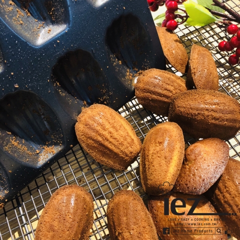  《EZBAKEⓇ烤盤》經典瑪德蓮口味再現，一出爐就聞到香氣十足的杏仁味～簡單又好上手「杏仁風味瑪德蓮」 