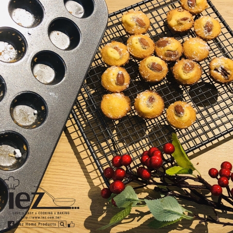  《EZBAKEⓇ烤盤》滿滿的杏仁香加上堅果的堅硬口感，「一口吃的杏仁堅果蛋糕」大大提升了飽足感，多樣變化的小蛋糕，週末在家也能好好享受！ 