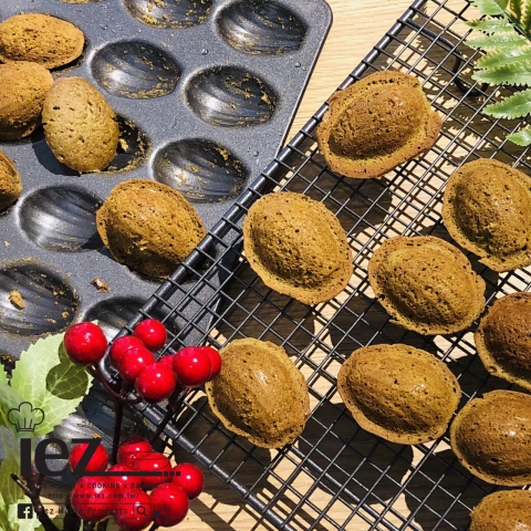  《EZBAKEⓇ烤盤》蘊含日系茶香的法式小點「抹茶迷你瑪德蓮」，濃郁的抹茶搭配蜂蜜淡淡的甜味～簡單又美味！完全健康、無毒、0汙染，動手做點心保證健康安心。 