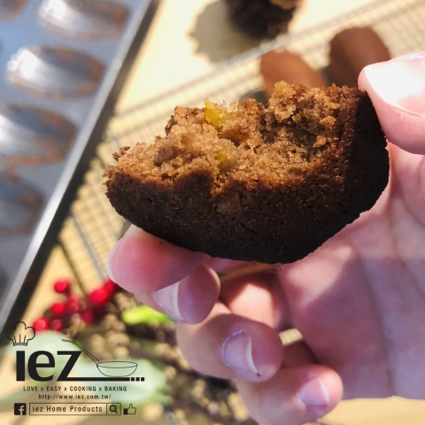  《EZBAKEⓇ烤盤》瑪德蓮新滋味：濃郁的巧克力香氣+酸甜清香的柚子醬超級搭！柚子皮增添口感，一不小心就可以嗑掉好幾塊～「香柚可可瑪德蓮」 