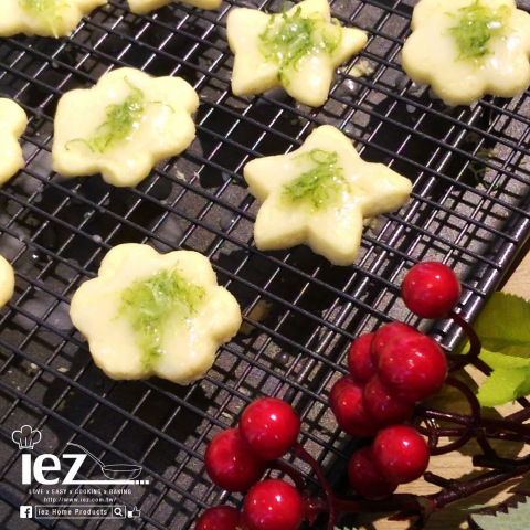  《EZBAKEⓇ烤盤》最適合夏日的清爽餅乾「檸檬糖霜餅乾」，檸檬的酸香～讓人停不了口，小編不藏私，完美糖霜大公開！初學新手也能輕鬆上手✿ 