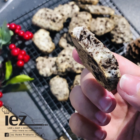  《EZBAKEⓇ烤盤》超人氣的OREO餅乾+香濃奶酥=搭出香濃好滋味～簡單又好上手的「OREO奶酥餅乾」！ 