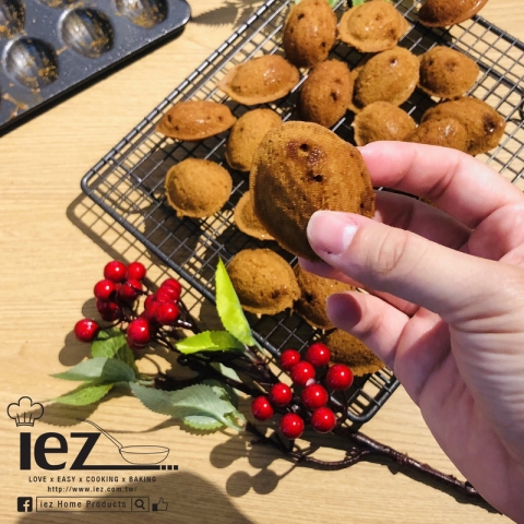  《EZBAKEⓇ烤盤》來點養生的吧！在法式小點心中放點中式味道～讓吃點心也變得健康「黑糖迷你瑪德蓮」 