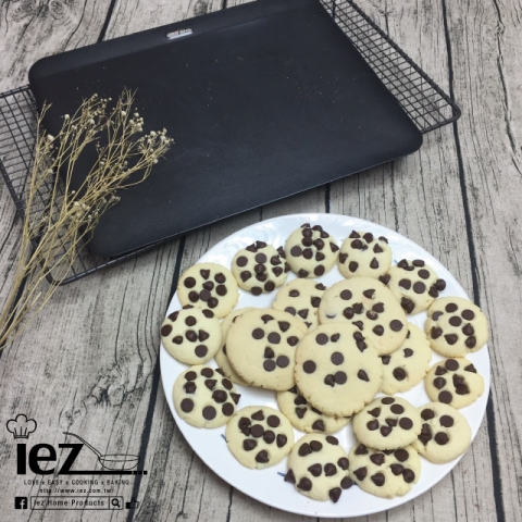  《EZBAKEⓇ烤盤》關於雙層餅乾烤盤夾心的秘密！透過熱空氣流動，讓餅乾可以均勻上色且不易烤焦唷！ 
